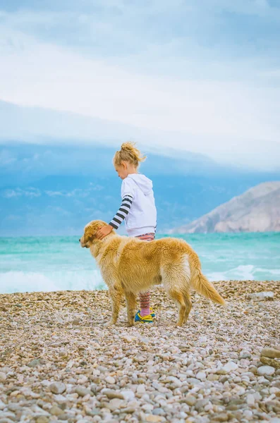 Menina Loira Com Cão Praia Rochosa Costa Croata — Fotografia de Stock
