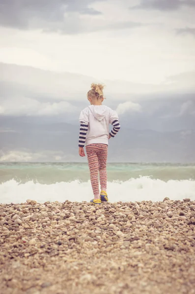 Deniz Ufuk Geri Görünümü Güzel Sarışın Kız — Stok fotoğraf