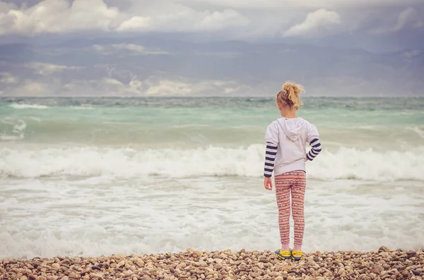 Pequena Linda Menina Loira Olhando Para Horizonte Mar — Fotografia de Stock