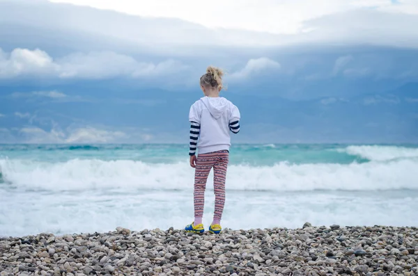 Милая Девушка Смотрящая Море Видом Сзади — стоковое фото