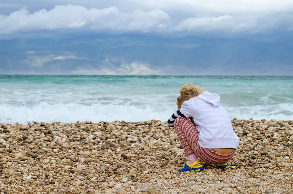 Küçük Kız Yalnız Rocky Beach — Stok fotoğraf