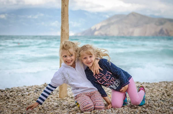 Piękne Blond Dziewczyna Zabawy Kamienistej Plaży Nad Morzem — Zdjęcie stockowe