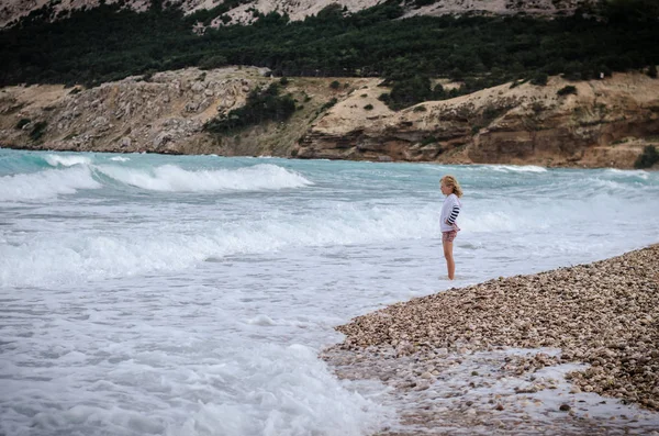 Lite Kid Stående Stranden Som Enbart Ser Till Havet — Stockfoto