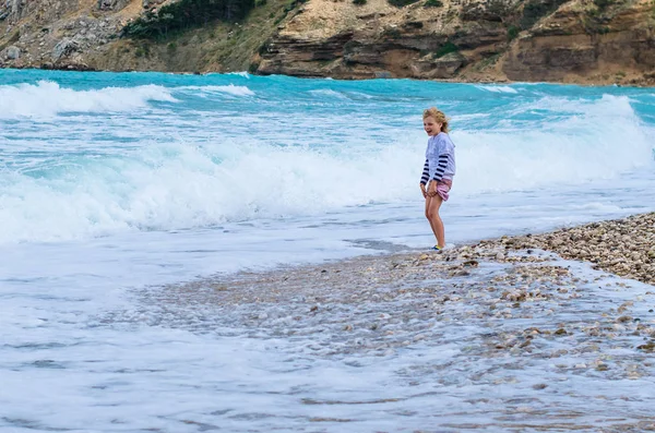 Маленький Ребенок Стоящий Пляже Одиночестве Глядя Море — стоковое фото
