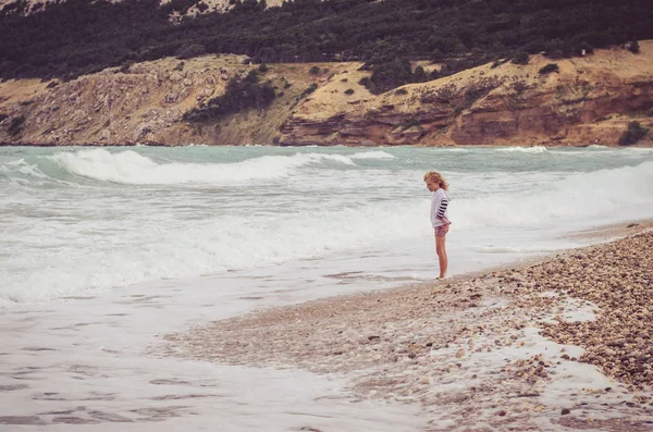 Lite Kid Stående Stranden Som Enbart Ser Till Havet — Stockfoto