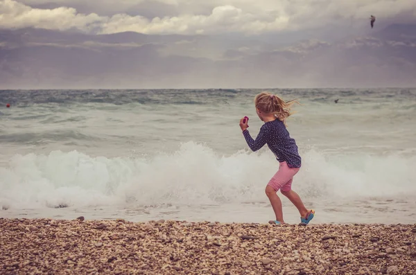 Deniz Rüzgarlı Havalarda Kayalık Hırvat Sahilde Oynamaktan Mutlu Küçük Kız — Stok fotoğraf