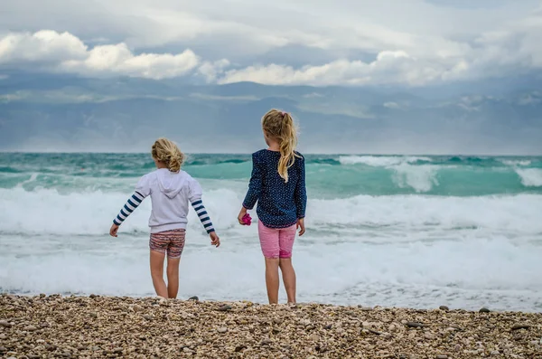 Dwoje Dzieci Morskich Fal — Zdjęcie stockowe
