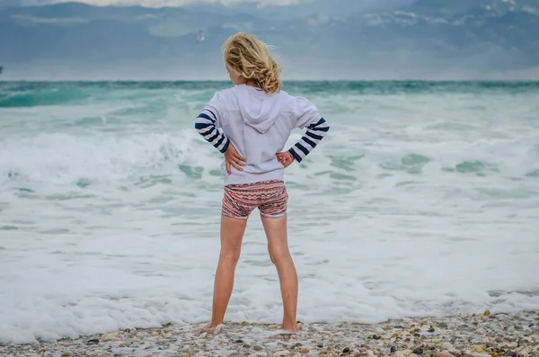 Flicka Som Står Stranden Ser Att Horisonten Över Havet — Stockfoto