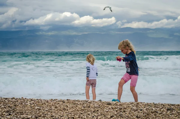 Küçük Sarışın Kız Eğleniyor Rüzgarlı Havalarda Kayalık Beach — Stok fotoğraf