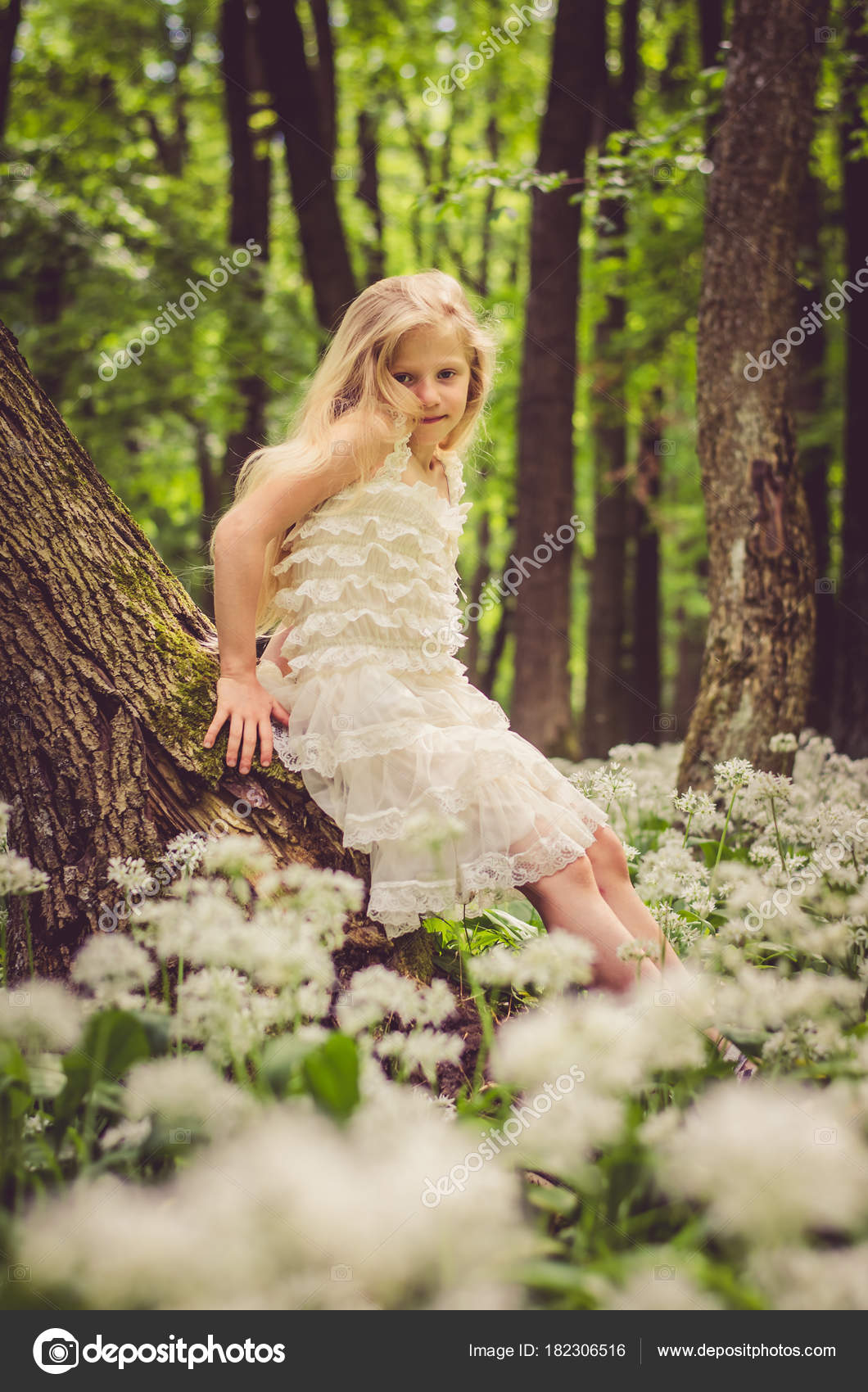 Милая Девчушка На Природе