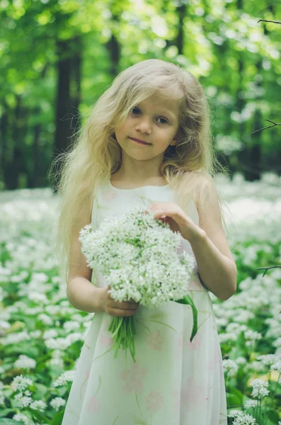 Criança com flores brancas — Fotografia de Stock