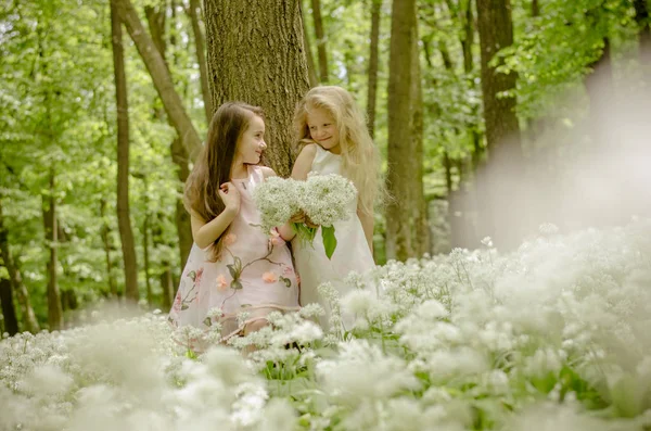 Счастливые Подруги Девушки Букетом Цветов Наслаждающиеся Временем Весеннем Лесу — стоковое фото