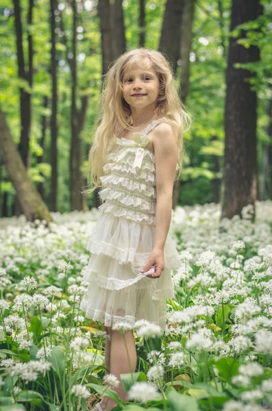 Krásná Dívka Víla Dlouhé Blond Vlasy Lese Jaře — Stock fotografie