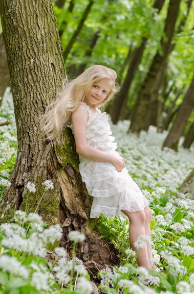 Linda menina posando na floresta de primavera — Fotografia de Stock