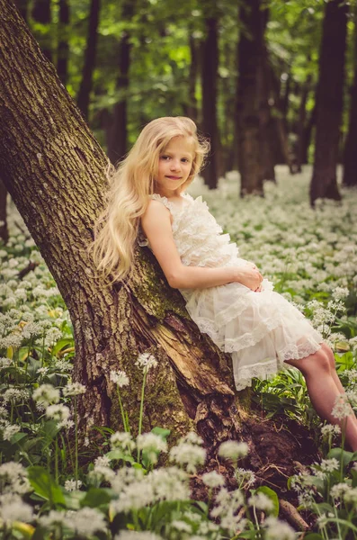 Schönes Mädchen in weißem Kleid im Frühlingswald — Stockfoto