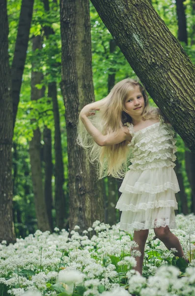 Schöne Fee Mit Langen Blonden Haaren Frühlingswald — Stockfoto