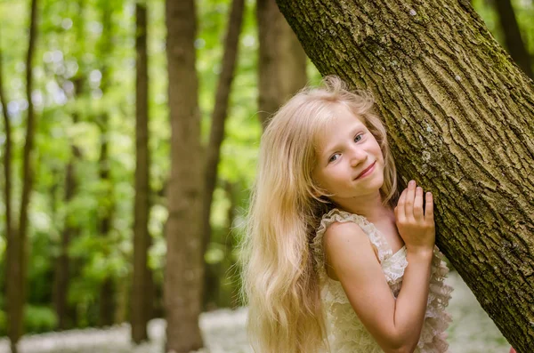 Retrato de menina com cabelo loiro longo — Fotografia de Stock