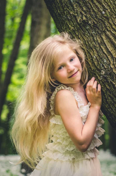 Retrato de menina com cabelo loiro longo — Fotografia de Stock