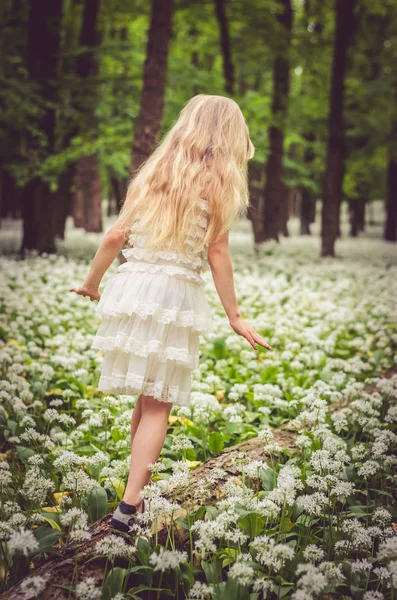 Ragazza Con Lunghi Capelli Biondi Fuga Nella Foresta Primaverile Vista — Foto Stock