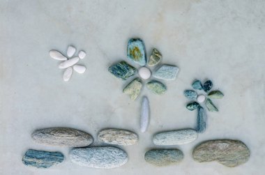 çiçek ve kelebek renkli çakıl yapılmış yaratıcı sanat resim