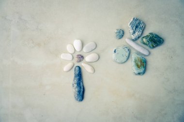 çiçek ve kelebek renkli çakıl yapılmış yaratıcı sanat resim