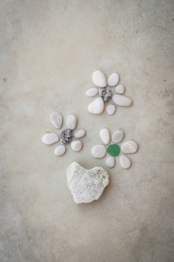 çakıl taşları ile eğleniyor