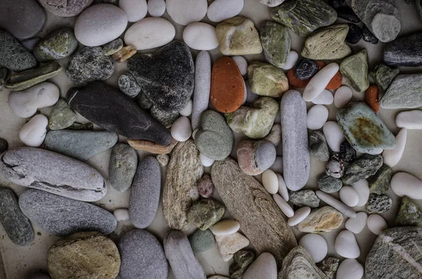 Pequeño fondo de guijarros de mar colorido — Foto de Stock