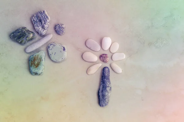 花と蝶カラフルな小石からの創造的なアート イメージ — ストック写真