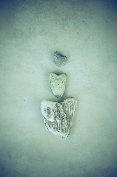 简单的心从鹅卵石 — 图库照片