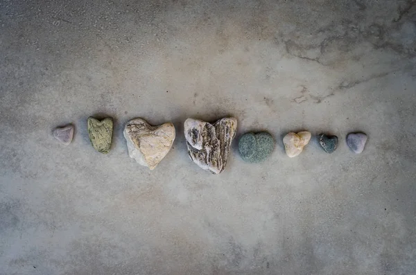 Decoración de corazones rocosos en línea — Foto de Stock