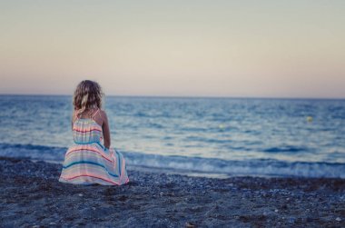 küçük üzgün çocuk geri görüntülemek tek başına denize seyir shore kuma oturan