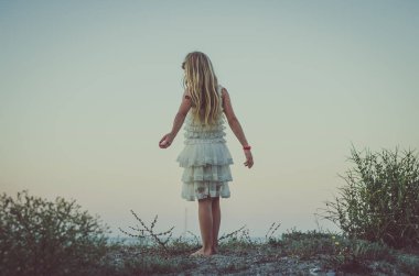 Kız Beach mavi gökyüzü ile ayakta