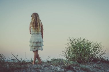 Kız Beach mavi gökyüzü ile ayakta