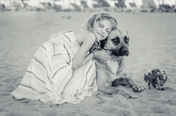 Маленька Дівчинка Собака Лежать Разом Піщаному Пляжі — стокове фото