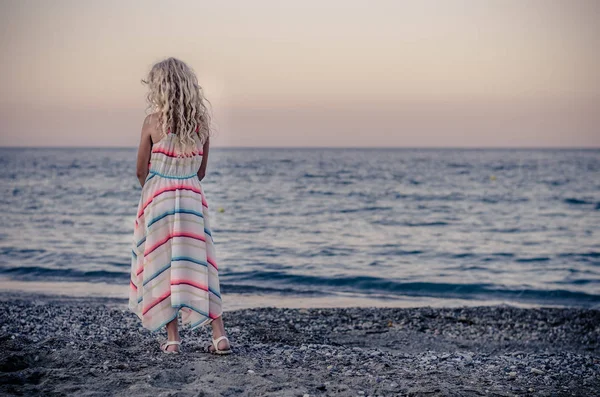 Девушка Стоящая Пляже Одиночестве Глядя Море — стоковое фото