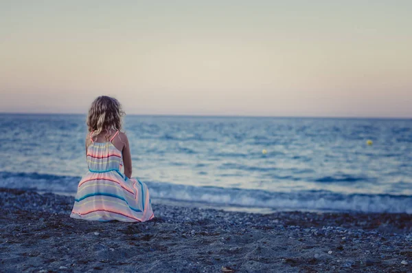 Küçük Üzgün Çocuk Geri Görüntülemek Tek Başına Denize Seyir Shore — Stok fotoğraf