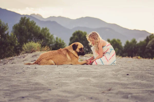 Menina Com Cabelo Loiro Longo Vestido Bonito Com Cão Areia — Fotografia de Stock