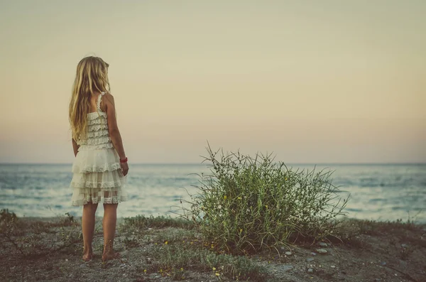 背景の青空とビーチに立っている女の子 — ストック写真