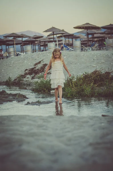 Маленький Ребенок Длинной Блондинкой Стоящий Пляже Глядя Море — стоковое фото