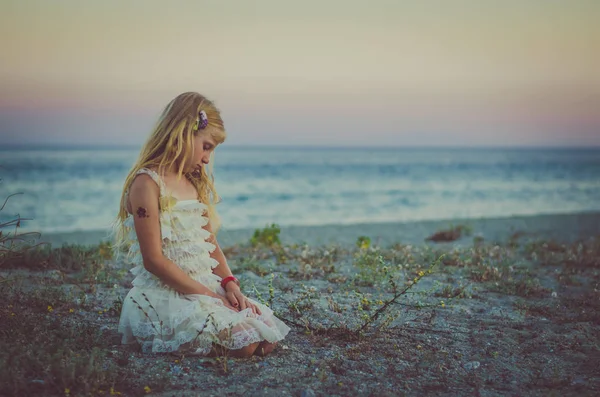 Kid zitten alleen in het strand — Stockfoto