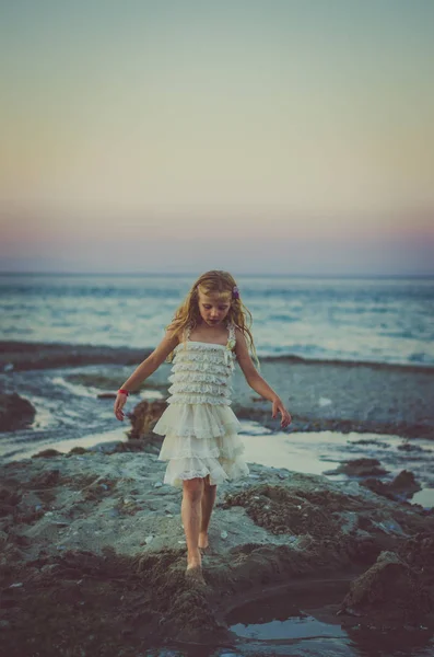 Criança e mar ao nascer do sol — Fotografia de Stock