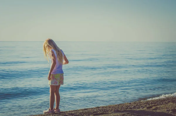 Försöker temperaturen på vattnet i havet — Stockfoto