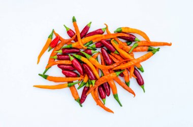 Baharatlı renkli kırmızı ve turuncu biber biber sebze grubu