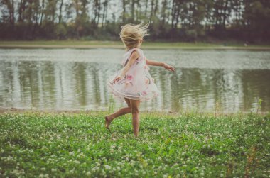 gece yarısı dans nehrin yanında
