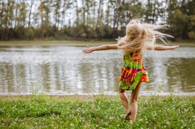 Nehrin yanında vahşi dans