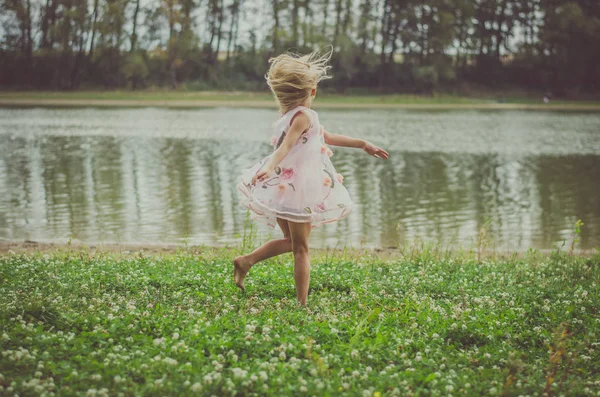 gece yarısı dans nehrin yanında