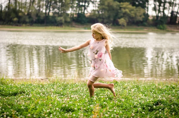 Vackra Kaukasiska Flicka Med Långt Blont Hår Rosa Klänning Dans — Stockfoto