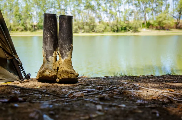 Botas Sucias Pie Junto Tienda Pesca Junto Río —  Fotos de Stock