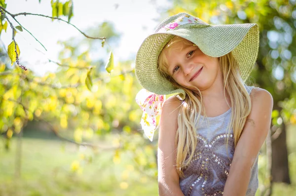 Adorable Sonrisa Chica Retrato Sombrero Cabeza Día Soleado Naturaleza — Foto de Stock