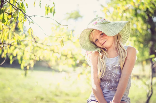 Retrato de niño con sombrero — Foto de Stock